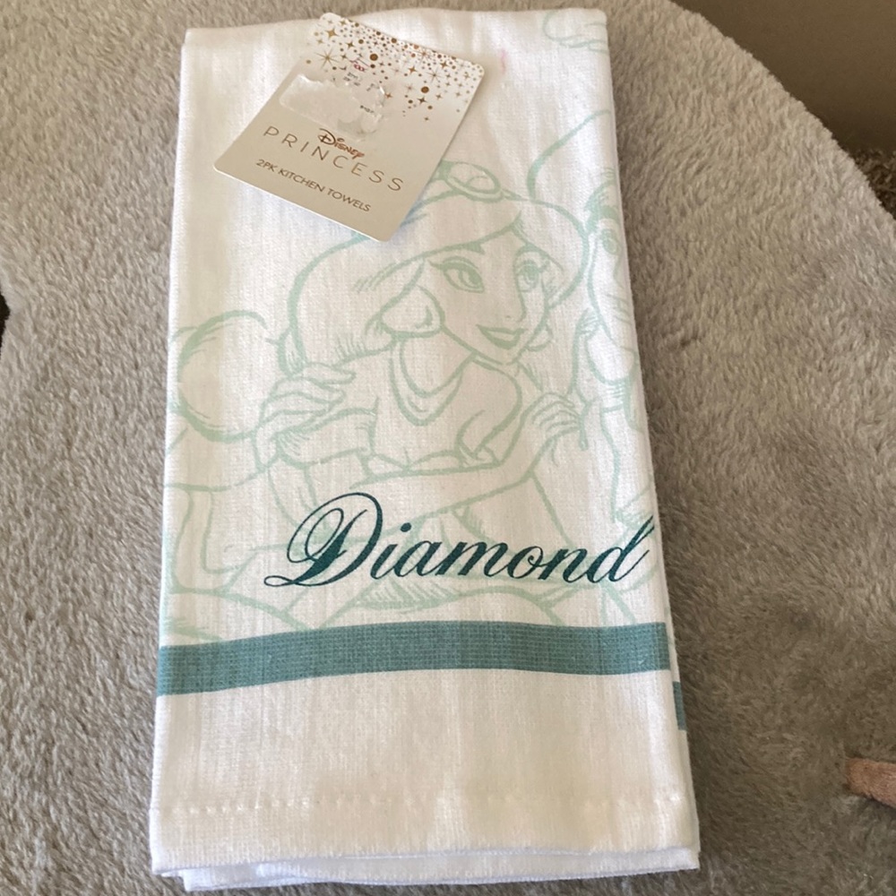 Disneys Aladdin and jasmine kitchen towels NWT